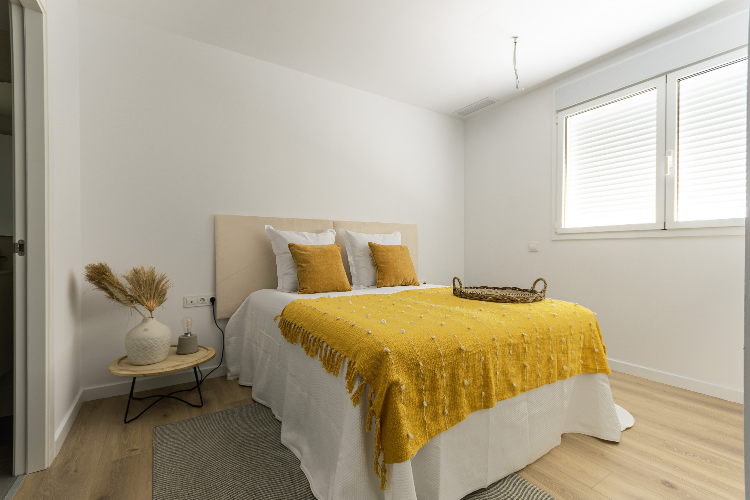 Cama doble con mesitas de noche y cabezal - Imagen 7